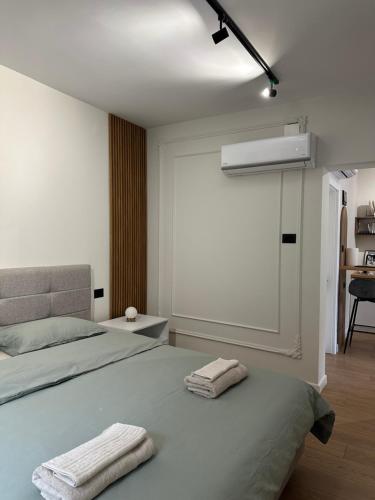 una camera da letto con due letti con asciugamani sopra di SJ.Studio a Tirana