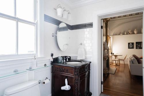 bagno con lavandino e specchio di Decadent Luxury - Covington Condo a Covington