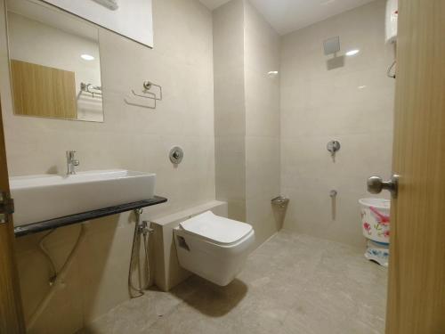 uma casa de banho com um WC branco e um lavatório. em HOTEL NEW YORK em Ahmedabad