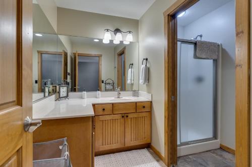 Ένα μπάνιο στο Luxurious Cabin on Castle Rock Lake! Sleeps up to 20!
