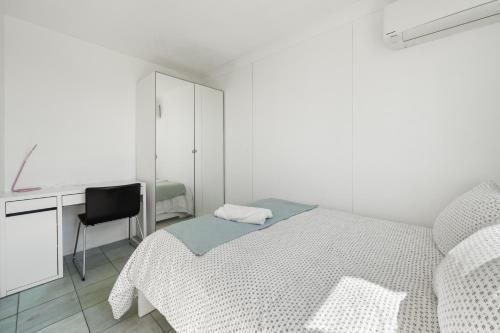 - une chambre blanche avec un lit et un bureau dans l'établissement Private Room in a City Centre Duplex Apartment -1, à Canberra