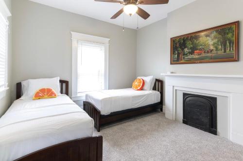 Captain's Quarters - Covington Home Away From Homeにあるベッド