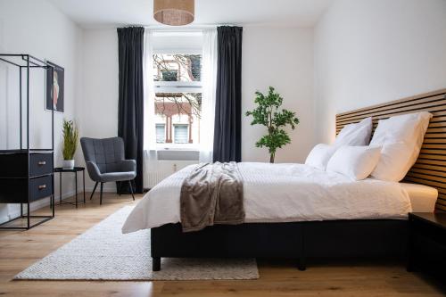 ein Schlafzimmer mit Bett, Schreibtisch und Fenster in der Unterkunft stayVision FS43 Wohnung 5 - 3 Schlafzimmer - 8 Gäste - 2 Balkone - top WLAN in Wuppertal