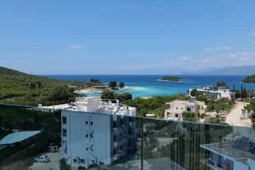 uma vista para o oceano a partir de um edifício em HOTEL RENATO em Ksamil