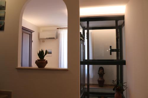a hallway with a window and a potted plant on a shelf at Meublé il Riccio in Montepulciano