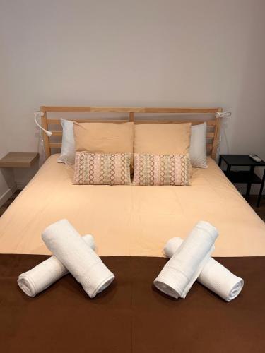łóżko z 3 poduszkami na górze w obiekcie Appartement 2 pièces hyper centre NICE PROCHE PLAGE w Nicei