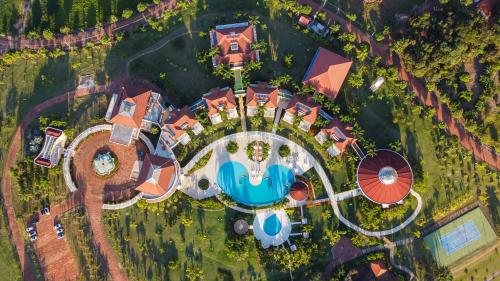 uma vista aérea de um resort com uma piscina em Daj Resort & Marina em Ribeirão Claro