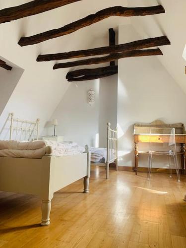- une chambre avec 2 lits dans une chambre dotée de parquet dans l'établissement Gîte vallée des 5 châteaux*climatisation, à Saint-Vincent-de-Cosse
