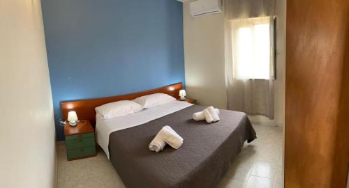 a bedroom with a bed with two towels on it at Villa Dacla in Lampedusa