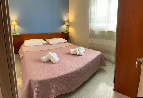 a bedroom with two beds with towels on them at Villa Dacla in Lampedusa