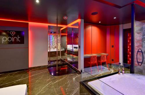 a dressing room with red and purple walls at Point Motel 4 in São José dos Campos