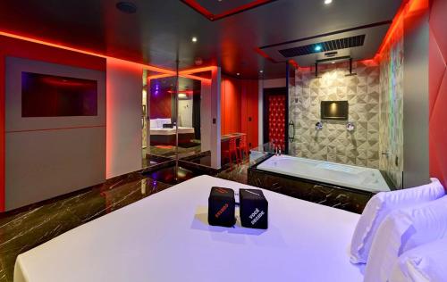 a large bathroom with a tub and a white table at Point Motel 4 in São José dos Campos