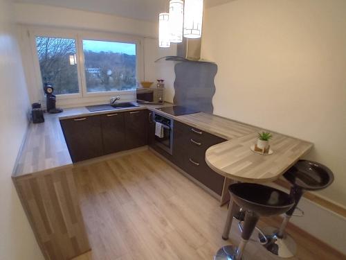 Vue du Doubs T4 cosy très bien situéにあるキッチンまたは簡易キッチン