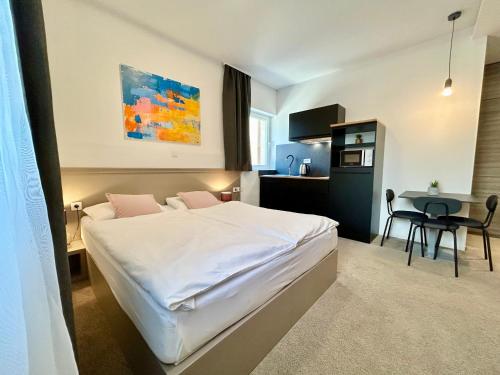 Un dormitorio con una cama y una mesa. en Deluxe Villa No.10 - Rooms & Apartments, en Mandre