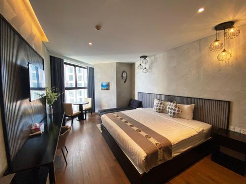 um quarto com uma cama e uma mesa em Apec mandala luxury mũi né em Ấp Long Sơn