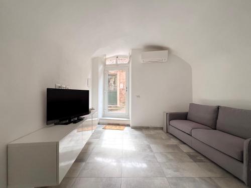 a living room with a couch and a flat screen tv at Appartamento del centro in Lerici