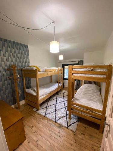 une chambre avec deux lits superposés et une table dans l'établissement La maison des sables, à La Paute