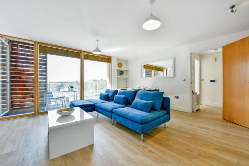 Χώρος καθιστικού στο The Vizion serviced apartments from Pincott Properties - free parking, private balcony, and WiFi