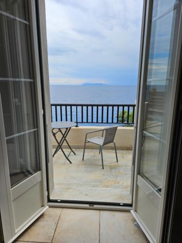 a view of the ocean from a balcony at Maison Bella Vista in Cagnano