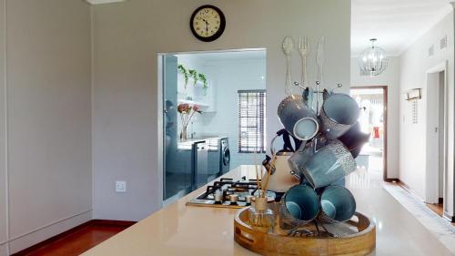 una cocina con una mesa con un montón de platos en Seas the Day - 3 Bedroom House, en Scottburgh