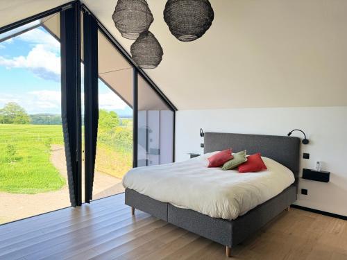 1 dormitorio con cama y ventana grande en Durbuy insolite - Romantic Escape, en Durbuy