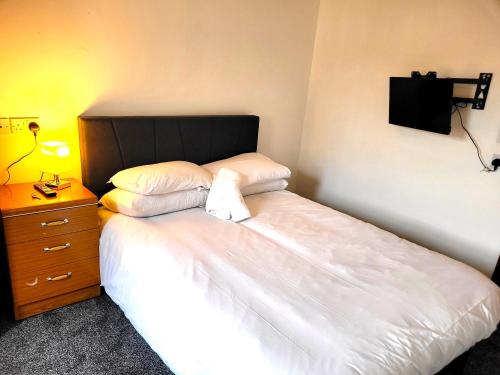 A bed or beds in a room at Weston House Serviced Accommodation