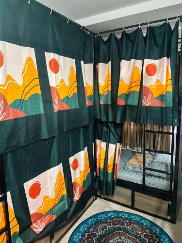 una camera con un letto con tende e un tappeto di House of Hostels ad Ho Chi Minh