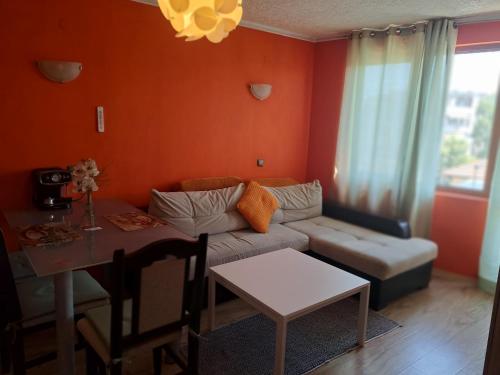 - un salon avec un canapé et une table dans l'établissement Морска звезда Апартамент, à Bourgas
