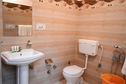 une salle de bain avec des toilettes blanches et un lavabo dans l'établissement DEE JAY RESORTS (A UNIT OF EATINOVA FOODSTAY HOSPITALITY PVT.LTD., à Dhaliara