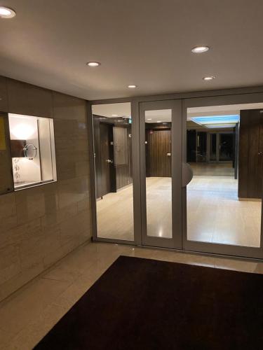 une chambre avec des portes coulissantes en verre dans un bâtiment dans l'établissement STUDIO 35 M2 AVEC TERRASSE, à Paris