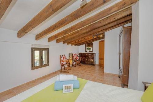 une chambre avec un lit et un salon dans l'établissement Villa Can Gosp / Sa Caseta d'en Mateu, à Alcúdia
