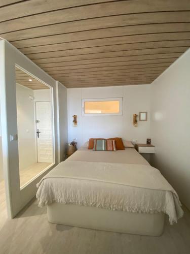 Un pat sau paturi într-o cameră la Apartamento Sol, Benajarafe