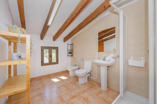 La salle de bains est pourvue de toilettes et d'un lavabo. dans l'établissement Villa Can Gosp / Sa Caseta d'en Mateu, à Alcúdia