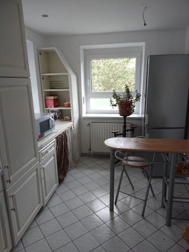 ライプツィヒにあるWohnung im ZFH mit Terrasse und Gartenの窓、テーブル付きのキッチンが備わります。