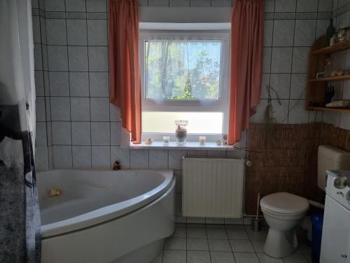 ライプツィヒにあるWohnung im ZFH mit Terrasse und Gartenのバスルーム(バスタブ、トイレ付)、窓が備わります。