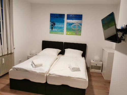 - une chambre avec 2 lits et une télévision à écran plat dans l'établissement Ferienwohnung 306 am Kasinopark, à Georgsmarienhütte