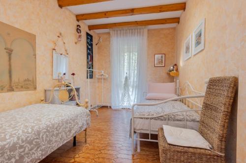 - une chambre avec un lit et une chaise dans l'établissement Talamini, à Mestre