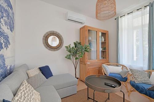 un salon avec un canapé, des chaises et une table dans l'établissement Lino - Terrasse - AC Clim - Wi-Fi, à Avignon