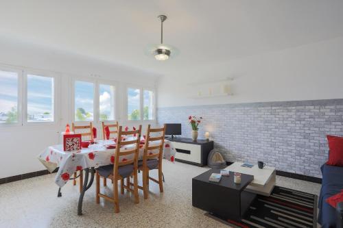 un salon avec une table et des chaises de salle à manger dans l'établissement Appartement centre Bretagne, à Pabu