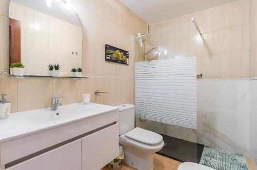 a bathroom with a toilet and a sink and a shower at A 20 metri dalla Spiaggia in Puerto del Rosario