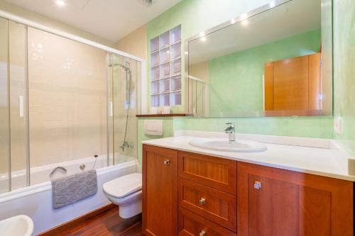 een badkamer met een wastafel, een toilet en een douche bij Casa La Siesta in Cala d´Or