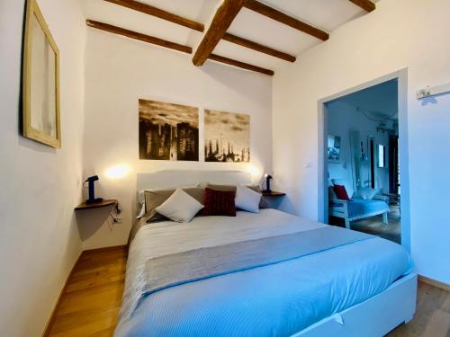 Un dormitorio con una cama grande en una habitación. en Casa Lucilla, en Pitigliano