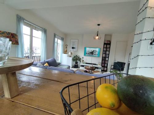 a living room with a bunch of fruit in a basket at Penthouse in hartje Enschede in Enschede