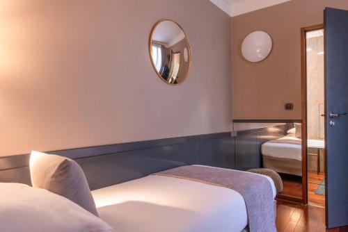 パリにあるジョルジュ サンのベッドルーム(ベッド1台、鏡付)