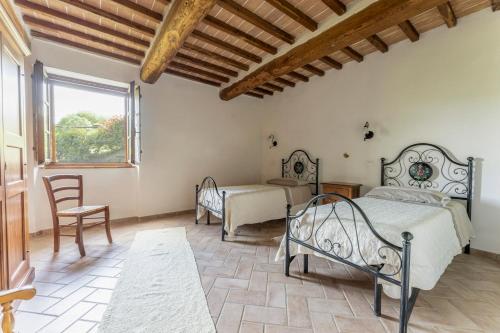 1 dormitorio con 2 camas y ventana en Podere Marcigliana, en Radicondoli