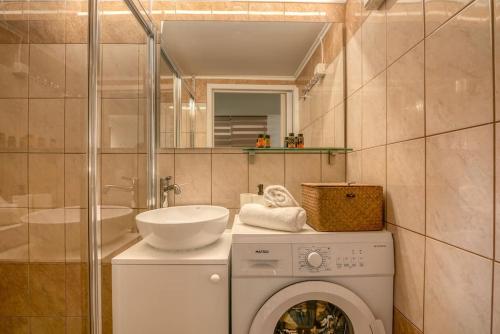 Modern Studio 2 with a Yard