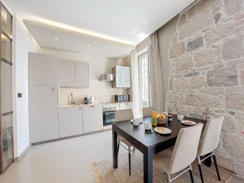 une cuisine et une salle à manger avec une table et des chaises dans l'établissement Nestor&Jeeves - COEUR DAZUR - Central - Modern, à Nice