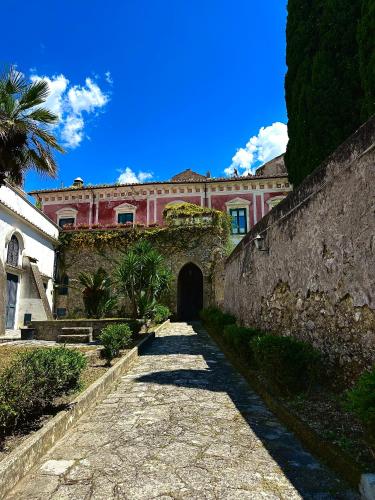 a building with a tunnel in front of it at Simona House in Ravello