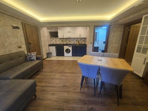 kuchnia i salon ze stołem i kanapą w obiekcie Doğa Suite w mieście Trabzon