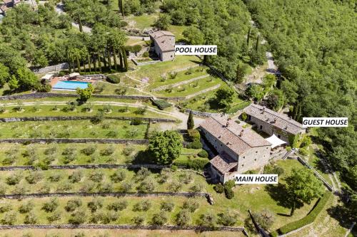 拉達因基安蒂的住宿－Villa Cavallari，旧房子和豪宅的空中景观